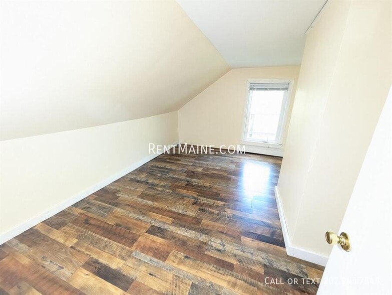 Building Photo - 28 Autumn St