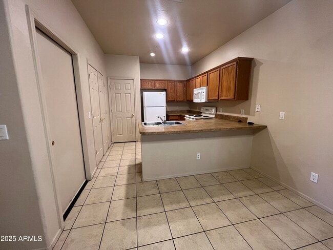 Building Photo - 1770 Bluff Dr