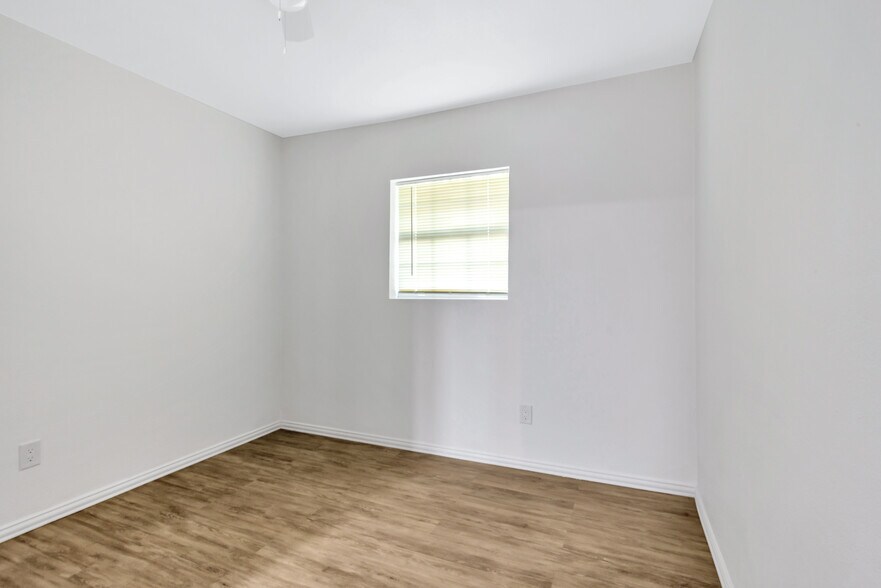 Building Photo - 901 Bessie St