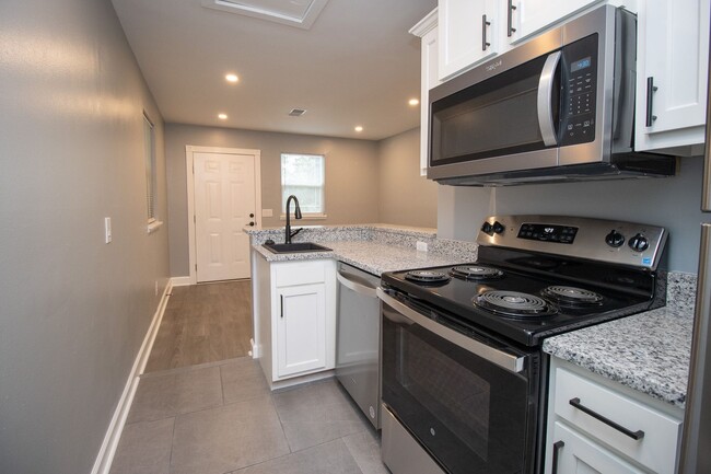 Building Photo - Downtown Columbia Renovated 2BR/1BA | Modern Finishes, Prime Location Near Five Points
