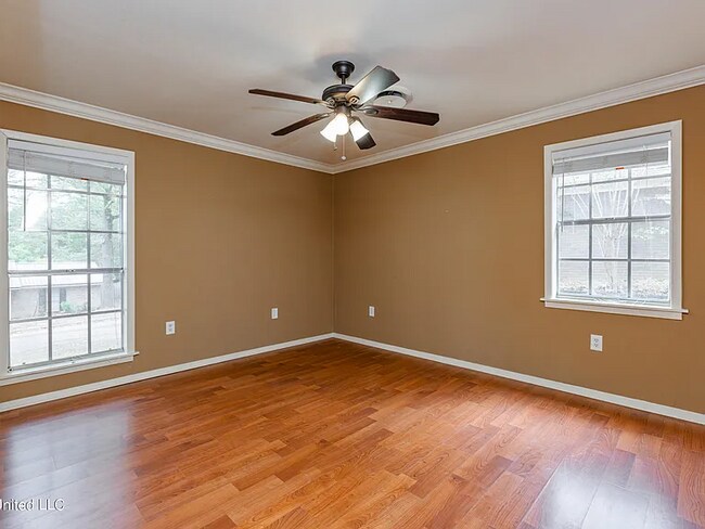 Building Photo - 400 Oakhill Cir