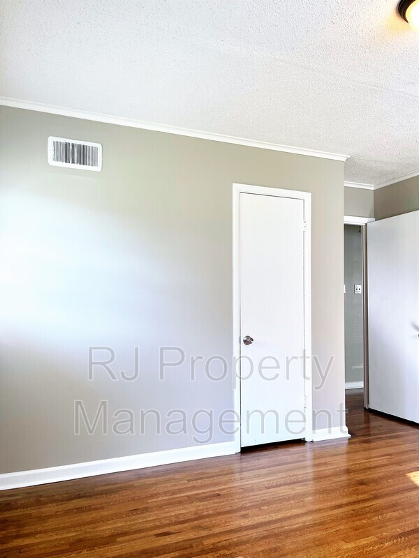 Building Photo - 3641 Bishops Bridge Rd