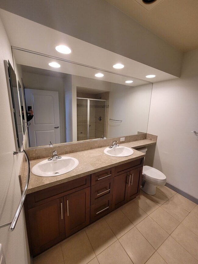 Building Photo - Spacious Kirkland Central Condo for Rent.