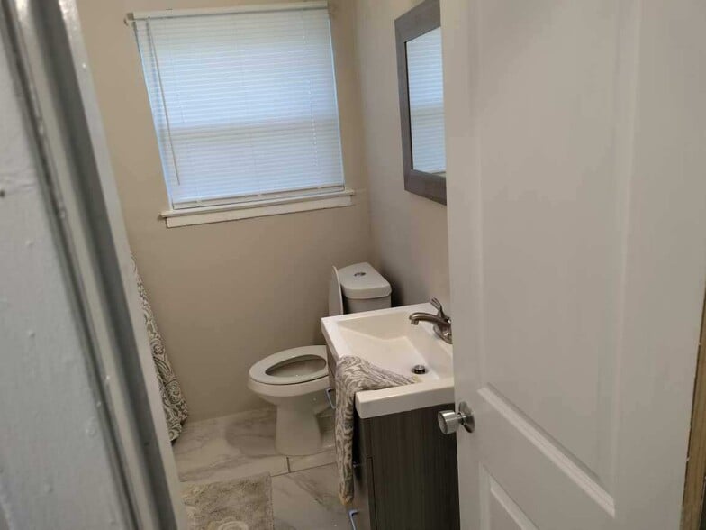 Bathroom - 917 W Michigan Ave
