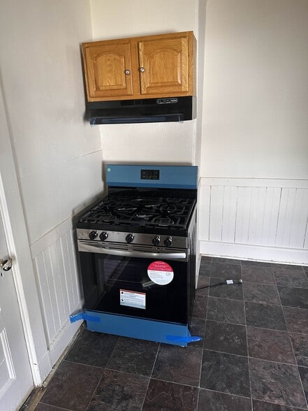 Brand new Oven. No Fridge. - 73 Maple St