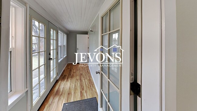 Building Photo - Charming 3-bedroom home with fenced backya...