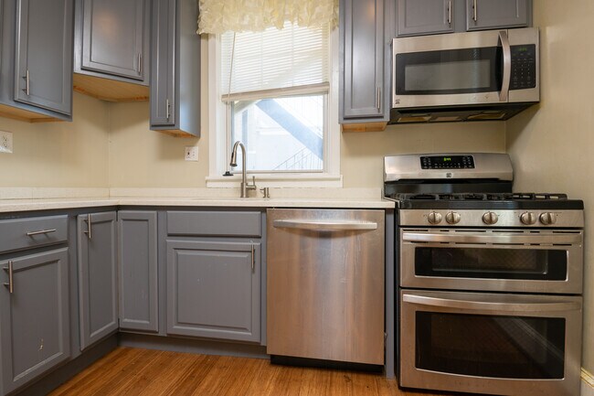 Building Photo - 1039 Evarts St NE