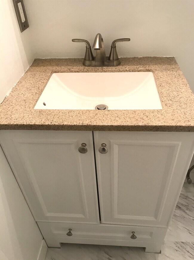 Building Photo - 13 Strawberry Bank Rd