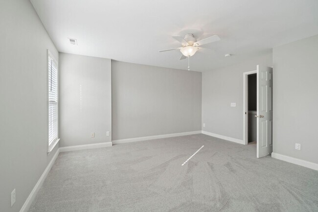 Building Photo - Newly remodeled townhome