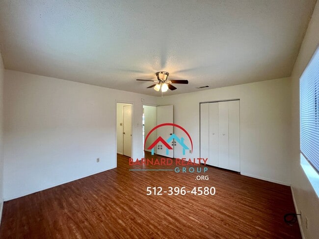 Building Photo - Available Now: 2 bed/1 bath Duplex With Hu...