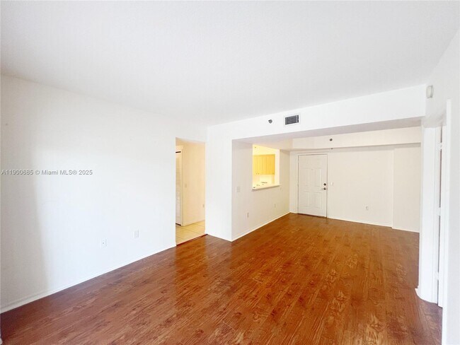 Building Photo - 9340 Fontainebleau Blvd