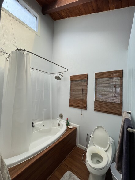 Top Floor Master Bathroom - 75-5810 Olua Plz