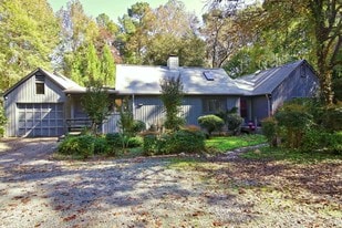 Building Photo - 914 Crestwood Ln