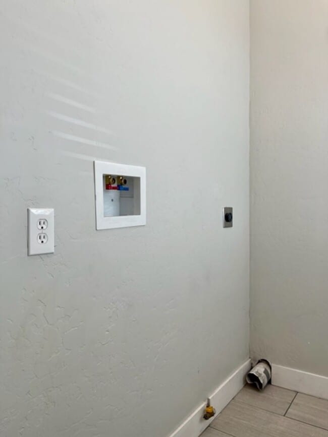 Building Photo - 576 N 400 W