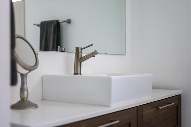 Building Photo - 2709 E 14th St