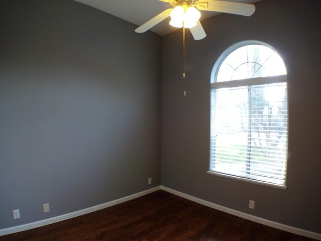 Building Photo - 612 W 6th Ave