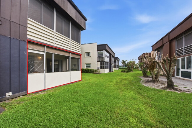 Building Photo - 441 Burgundy N