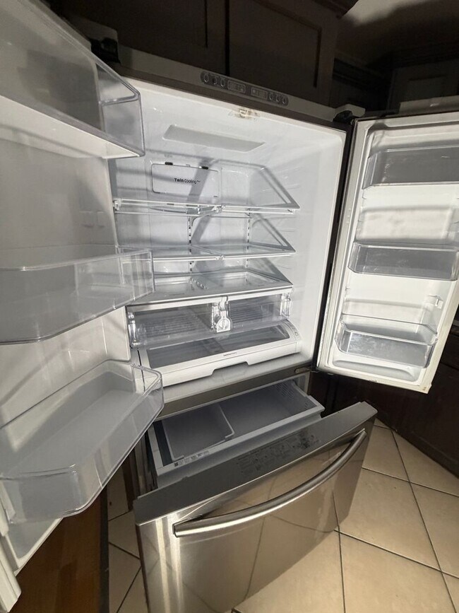 Building Photo - 40(718)