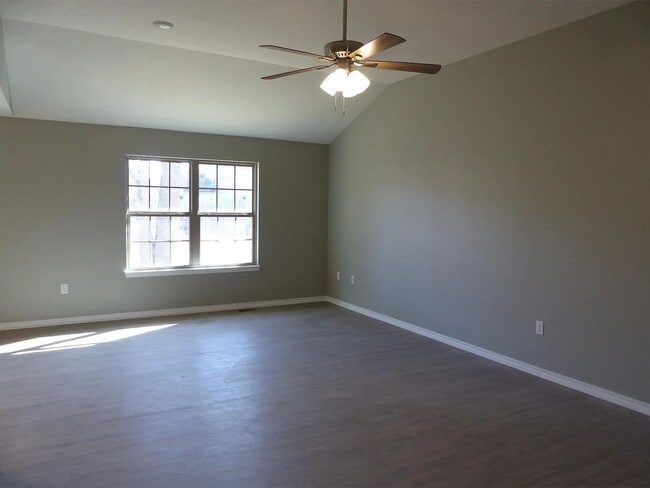 Building Photo - 3 Bedroom Ozark Home Available! Great Neighborhood!