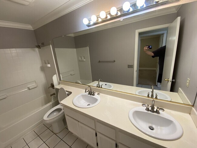 Building Photo - Charming Single-Story Home in Tracy — Across from the Park!