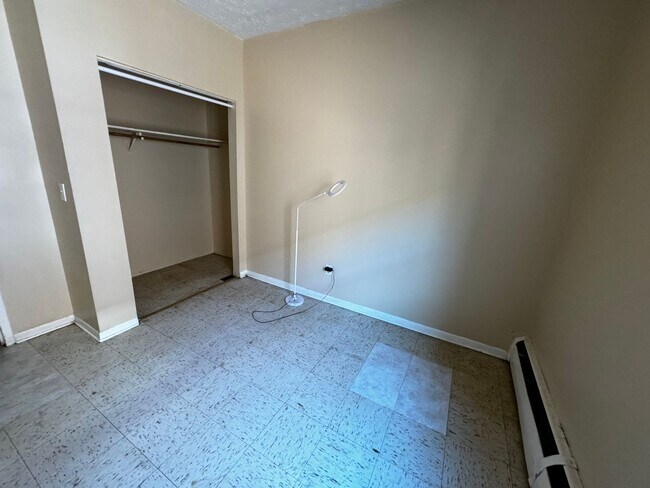 Building Photo - 4 Bedrooms 2 Bath Apartment with Heat and ...