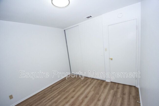 Building Photo - 833 Sharon Dr