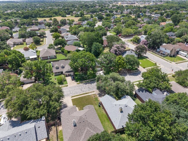 Building Photo - 2305 Raintree Path