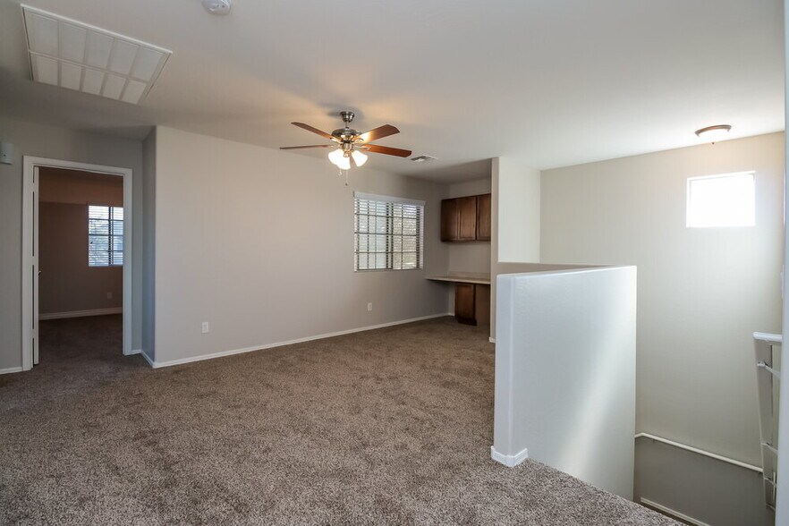 Building Photo - 452 S Sabrina