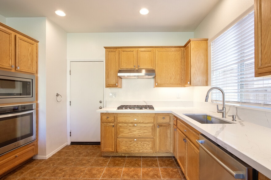 Building Photo - 36329 Capri Dr