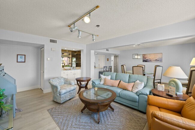 Building Photo - Huge Double sized Condo Overlooking The Ma...