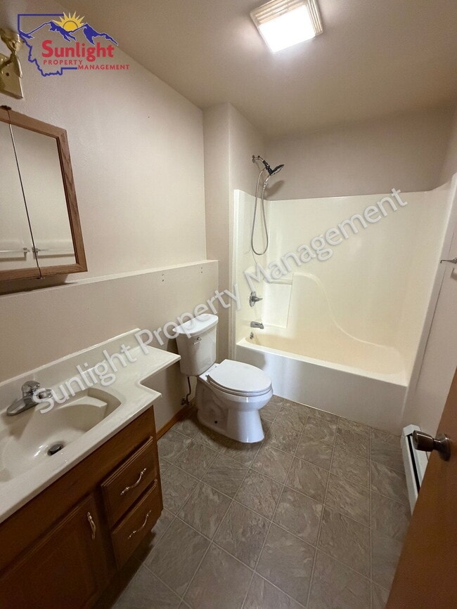 Building Photo - Spacious 3 Bed / 1.5 Bath Home with Garage & Off-Street Parking