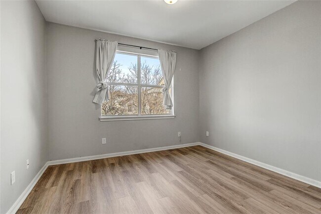 Building Photo - 512 Eberhart Ln