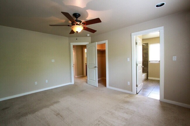 Building Photo - 2102 Laura Ct
