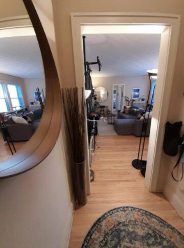 Entry to large 1 bedroom - Lincoln Court Apartments