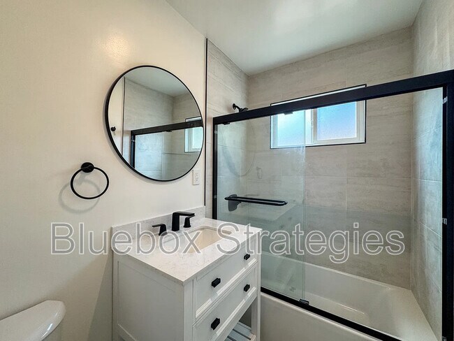 Building Photo - 606 Montana Ave