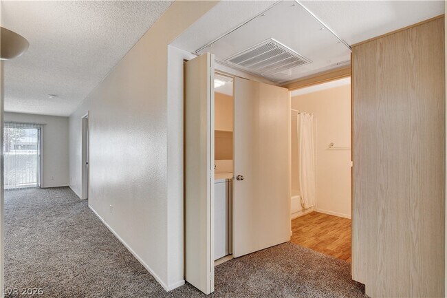 Building Photo - 7100 W Pirates Cove Rd