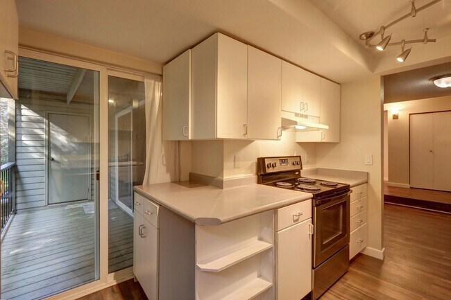 Building Photo - Superb Two Bedroom Renton Condo!  Great Lo...