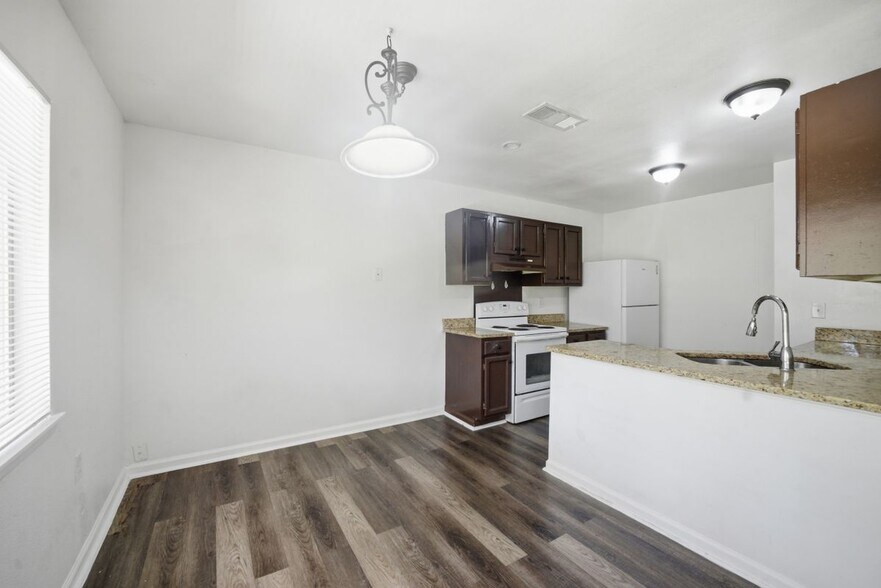 Building Photo - 5722 Misty Glen