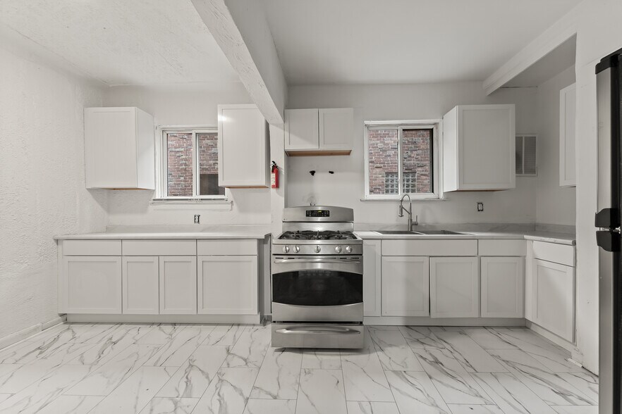 Building Photo - 17614 Roselawn St