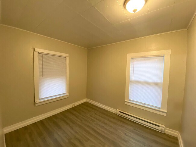 Building Photo - 321 Caroline St