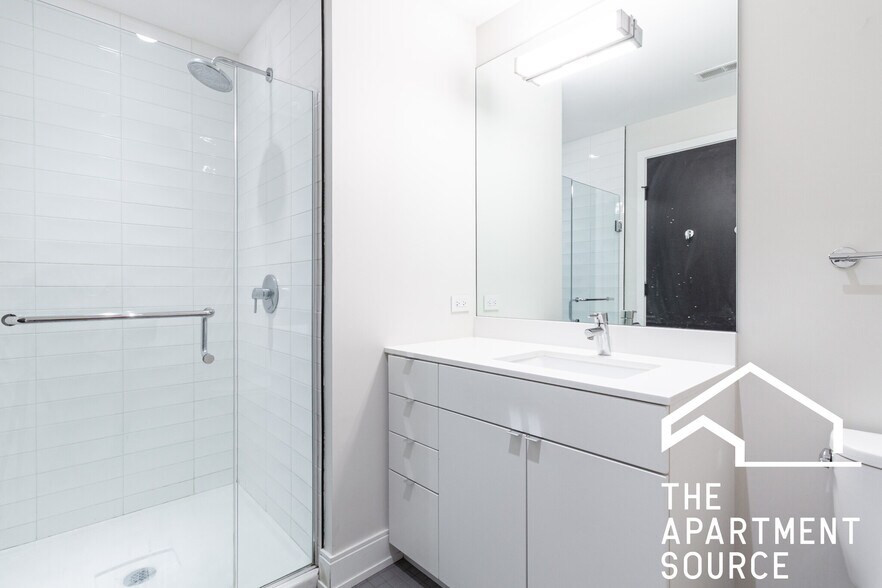 Building Photo - 931 W Belmont Ave