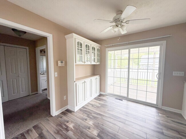 Building Photo - Pet-Friendly 3-Bedroom Home with Garage, Screened-In Porch & Spacious Bedrooms