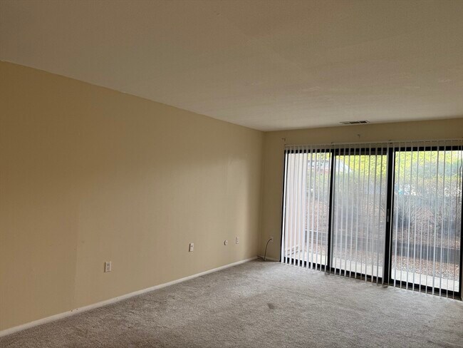 Building Photo - 16 Shrewsbury Green Dr