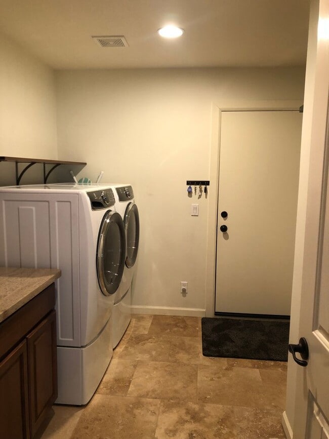 Building Photo - Welcome to this charming 2-bedroom, 2-bathroom house located in Leisure World a 45+ Active Adult ...