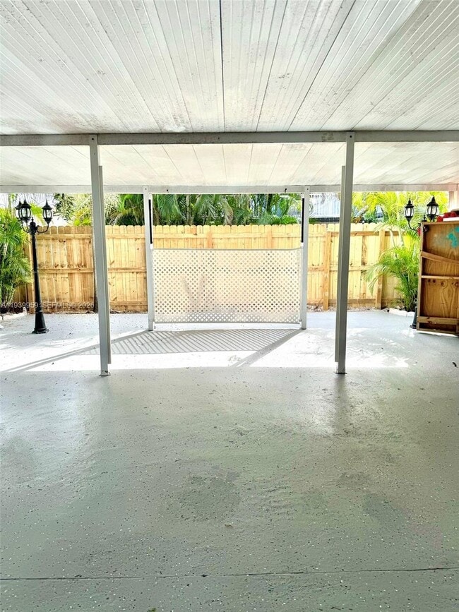 Building Photo - 220 W 68th St