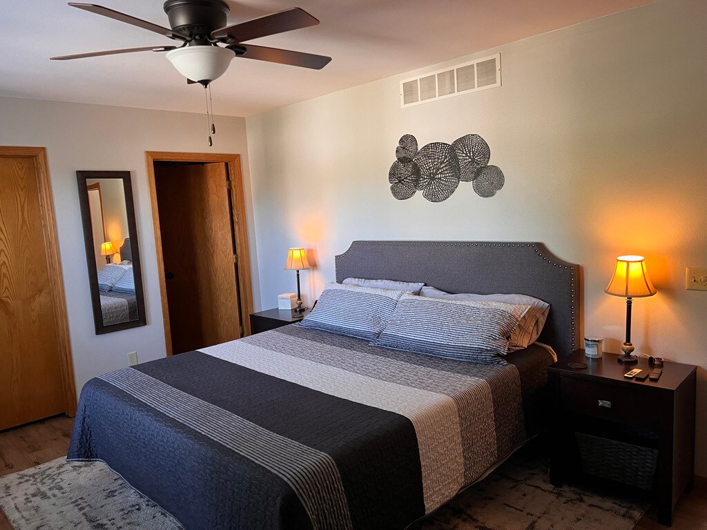 Master bedroom w/ view of ensuite & walk-in closet - 824 N Clover Ln