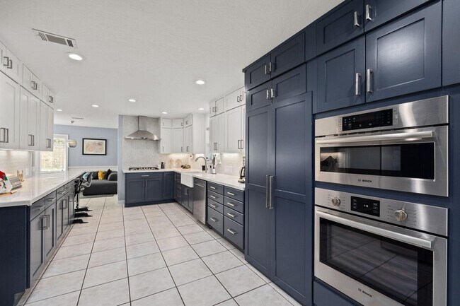 Building Photo - 827 Thicket Ln