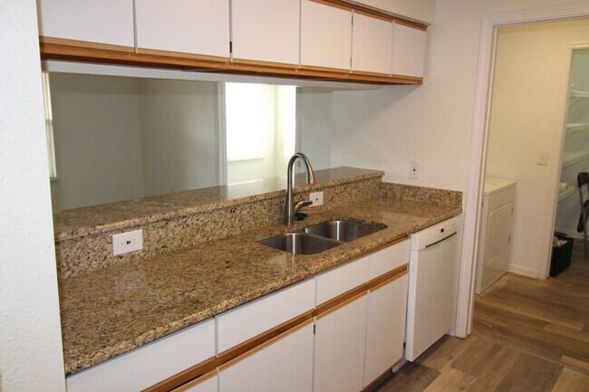 Building Photo - 1411 Heatherwood Ln