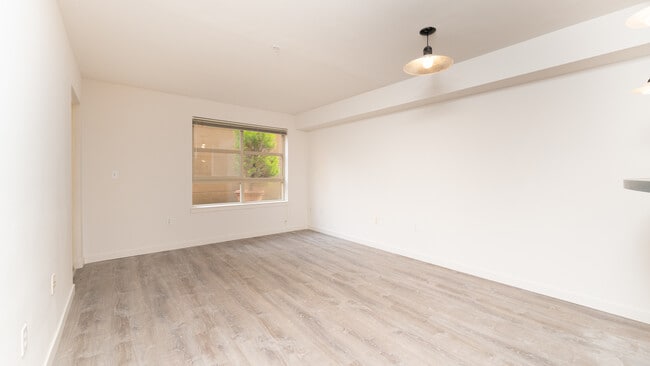 Building Photo - 118 107th Ave NE