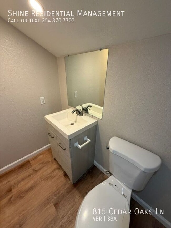 Building Photo - 815 Cedar Oaks Ln